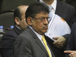 Miguel Alonso Raya informa que su bancada está reunida en el ex cine Venustiano Carranza para determinar su estrategia. ARCHIVO /