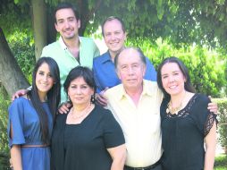 FAMILIA. Tere Sobarzo y Rodolfo Vargas con Bárbara Navarro, Rodolfo Vargas, Andrés Munguía y Paulina Vargas. EL INFORMADOR /