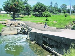 Parque de la Solidaridad. El arroyo que cruza por este espacio público luce contaminado, y sin protección para los visitantes. EL INFORMADOR /