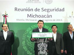 Miguel Ángel Osorio (centro), se reunió con el gobernador interino de Michoacán, Jesús Reyna (detrás). NTX /