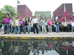 Miembros de la CNTE bloquearon los ingresos a la Cámara de Diputados; se buscaron otras sede para discutir la reforma al Ifai. EFE /