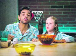 Derbez dirige y protagoniza ''No se aceptan devoluciones'', en la que interpreta a un hombre que aprende a ser padre solo. ESPECIAL /