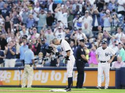 Los asistentes al Yankee Stadium se pusieron de pie para ovacionar a Ichiro Suzuki, quien respondió con una reverencia. AP /