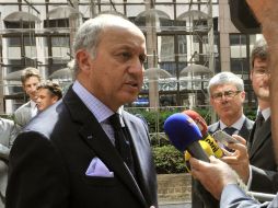 El  ministro Laurent Fabius habla con la prensa acerca de la posición de la comunidad internacional antre el régimen de Assad. AFP /