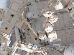 Astronautas norteamericanos durante una caminata espacial en la misma estación. ARCHIVO /