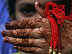 El 'Rakhi' es una ceremonia que simboliza la lealtad entre hermanos y coincide con el plenilunio de la estación de los monzones. EFE /