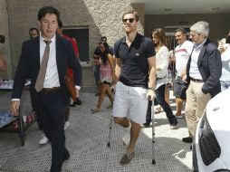 Xabi sale del hospital en muletas. EFE /