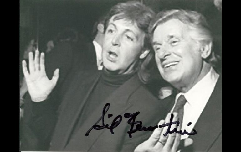 Sid Bernstein, en una foto autografiada junto a Paul McCartney. ARCHIVO /