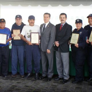 Colonos de Chapalita reconocen a oficiales tapatíos