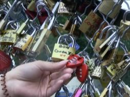 Todo el día, parejas de enamorados acuden a dejar constancia de su relación. ARCHIVO /