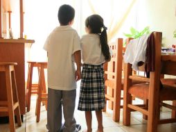 Dos niños del municipio recibieron sus prendas de una talla más grande de la que requieren.  /