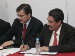 El rector de la Udeg, Tonatiuh Bravo Padilla (i), y el presidente municipal de Guadalajara, Ramiro Hernánez, firman el convenio.  /