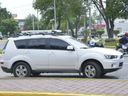 La Policía Vial ha realizado un operativo para detectar vehículos que circulen con uno o varios cristales polarizados. ESPECIAL /