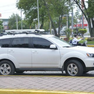 Emprenden operativo contra vehículos con cristales polarizados