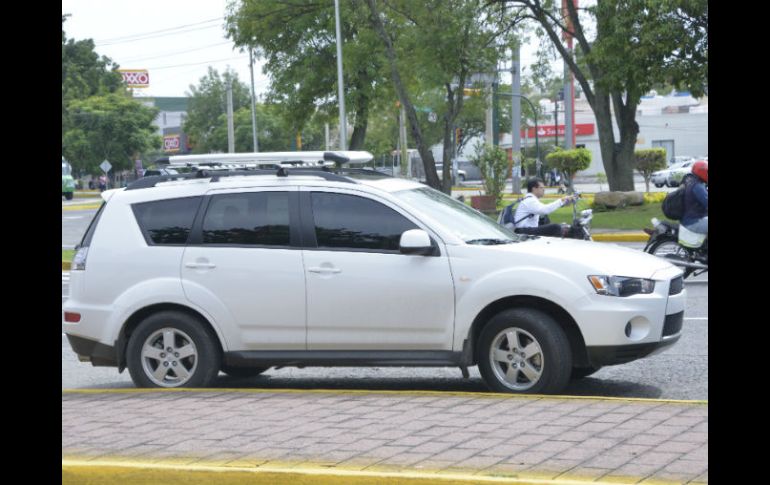 La Policía Vial ha realizado un operativo para detectar vehículos que circulen con uno o varios cristales polarizados. ESPECIAL /