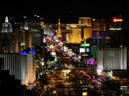 Uno de los laterales del aeropuerto está cerca de un estacionamiento conocido como ''Janet Airlines''. ARCHIVO /
