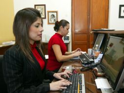 En algunos países existen políticas laborales que otorgan a las mujeres el derecho de pedir un día de trabajo al mes por menstruación. ARCHIVO /
