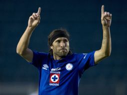 Mariano Pavone celebra con la tribuna el segundo gol del Cruz Azul en el partido. AFP /
