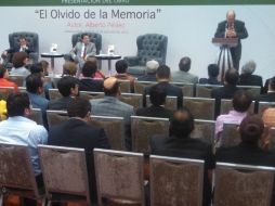 A la presentación asistió el gobernador Aristóteles Sandoval (c), y el historiados José María Muriá (d).  /