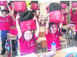 Primaria Práctica Anexa La Normal. Alumnos de primaria recibieron con gusto las mochilas que entregó el Gobierno del Estado. EL INFORMADOR /