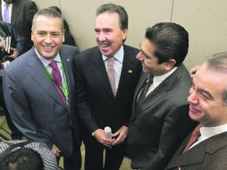 Los priistas Manlio Fabio Beltrones y Emilio Gamboa bromean con Jorge Luis Preciado (PAN) y el senador del tricolor,Raúl Cervantes. NTX /