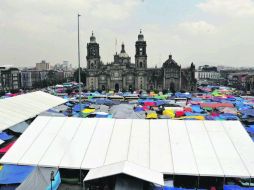 ABARROTADO. Los maestros de la CNTE tienen ocupado la plancha del Zócalo y sus calles aledañas. NTX /