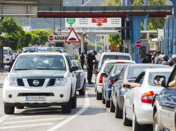 Miembros de la Guardia Civil española realizan controles de seguridad. AFP /