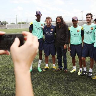 El Cigala visita escuela futbolera en Santo Domingo y anima a niños
