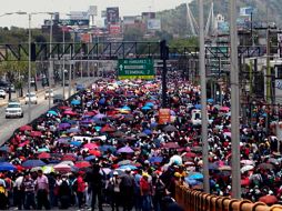 Un contingente de integrantes de la CNTE marcharon del Metro Bulevar Puerto Aéreo rumbo al AICM. SUN /