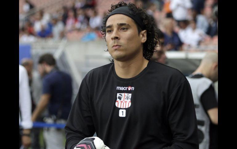 Guillermo Ochoa prefiere quedarse en Francia a ser suplente en el Tri. AFP /