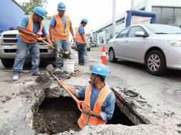 El hundimiento presenta una dimensión inicial de 1.50 metros de diámetro por 1.50 metros de profundidad. ESPECIAL /