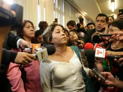 Familiares reprochan a las autoridades que se hayan enterado por la televisión que cinco cuerpos corresponden a los desaparecidos. EFE /