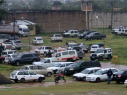 Una ambulancia (c) sale del penal de Palmasola en Santa Cruz, Bolivia. EFE /