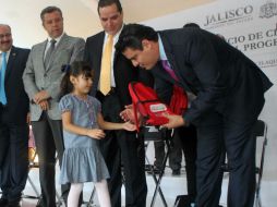 El gobernador Aristóteles Sandoval visitó el municipio de Mascota para entregar mochilas y útiles gratuitos. ARCHIVO /