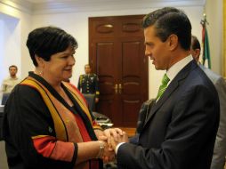 Sharan Burrow (i) es recibida por el Presidente Peña Nieto (d) en la residencia oficial de Los Pinos. NTX /