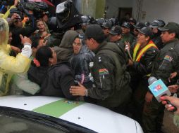 Familiares de las víctimas agolpan la puerta del penal de Palamasola luego de los disturbios. EFE /