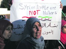 Una mujer siria entona cánticos contra el presidente Bashar al Assad, en la embajada en Ammán. AP /