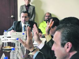 Diputados integrantes de la Comisión de puntos constitucionales votaron la iniciativa enviada por el gobernador Aristóteles Sandoval. ESPECIAL /