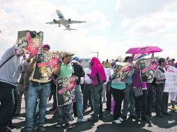 El bloqueo de los integrantes de la CNTE en la Ciudad de México impidió que numerosos pasajeros llegaran a la terminal aérea 1. AP /