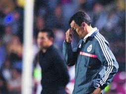La imagen molesta de Juan Carlos Ortega, nuevo estratega de Chivas, lo dice todo; el equipo no funcionó contra Gallos Blancos. MEXSPORT /