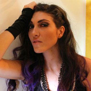 Ana Victoria pone el sello femenino a éxitos de intérpretes masculinos