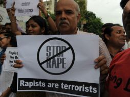 Docenas de personas se han manifestado frente al tribunal exigiendo justicia. AFP /