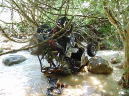 Al parecer, los jóvenes intentaban cruzar el arroyo en dos motocicletas de las conocidas como ''Polaris''.  /