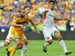 El jugador de Tigres Emanuel Villa (i) disputa el balón con Uriel Álvarez (d) de Chiapas. EFE /
