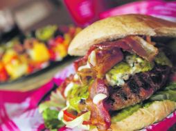 Cuatro patas. Mucho del secreto del sabor de estas hamburguesas está en su pan, que se hornea en el mismo lugar. ESPECIAL /