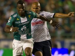 Franco Arizala (I) marcó el tercero de la noche para la victoria de La Fiera. AFP /