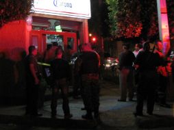 Al sitio arribaron paramédicos de la Cruz Verde de Guadalajara, quienes corroboraron el deceso del hombre.  /