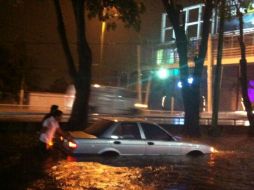Automovilistas varados en Avenida López Mateos. ESPECIAL /