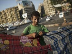 Manifestante arma una tienda en la Plaza Tahrir, donde se preparó una protesta contra la liberación del ex presidente Hosni Mubarak. AP /