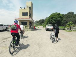 Visitantes, en la entrada al Área Natural Protegida La Primavera. EL INFORMADOR /